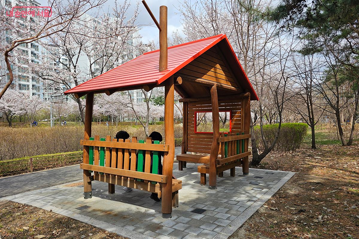 벚꽃길을 따라 곳곳에 설치된 휴게 시설 ©백승훈