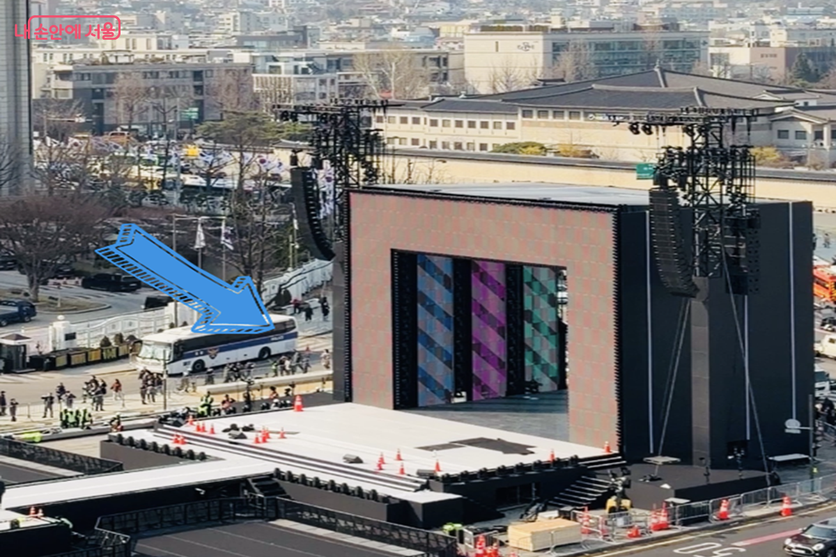 광화문광장에서 BTS 공연 D-1 무대 설치 작업 중인 모습 ©김경선