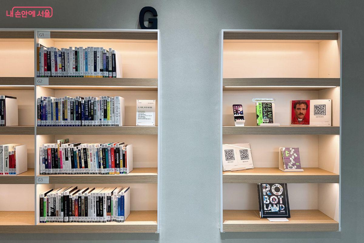책장은 단순한 보관 시설이 아니라 마치 전시 공간처럼 꾸며져 있다. &copy;김재형