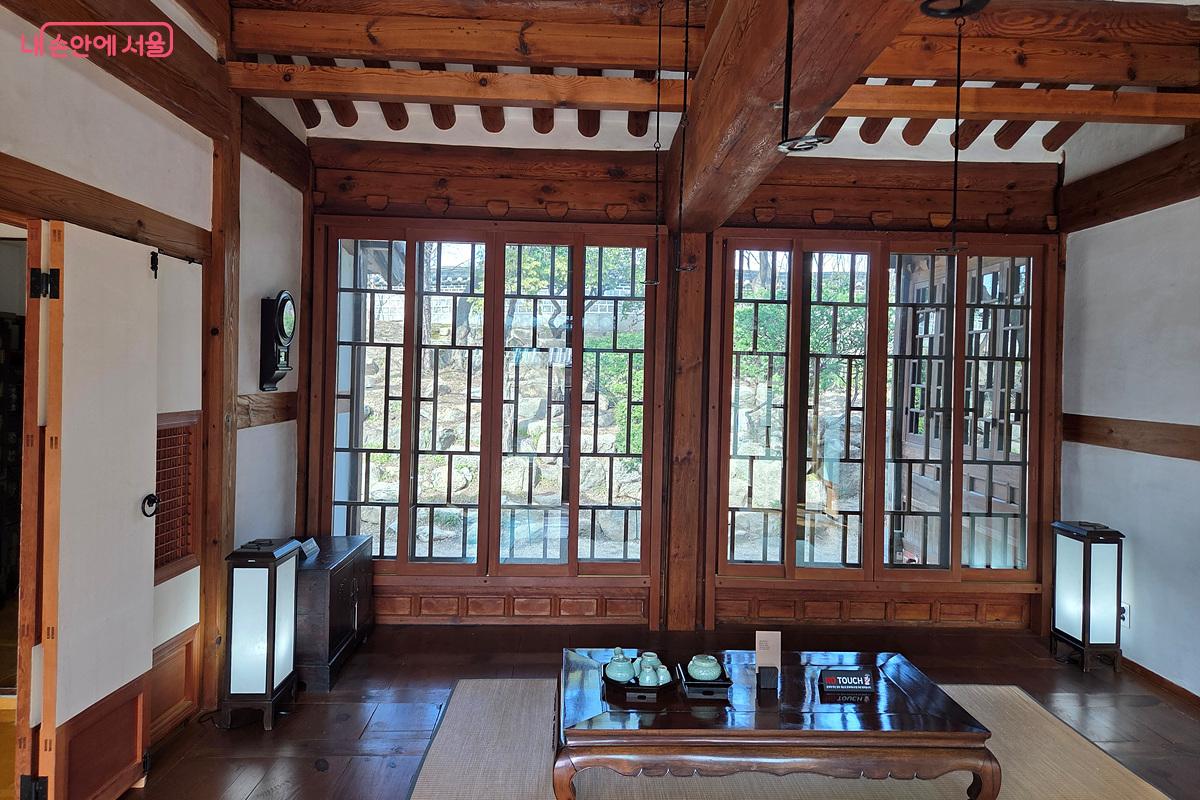 전통 창호 대신 유리를 덧댄 문창살이 돋보인다. &copy;정민호