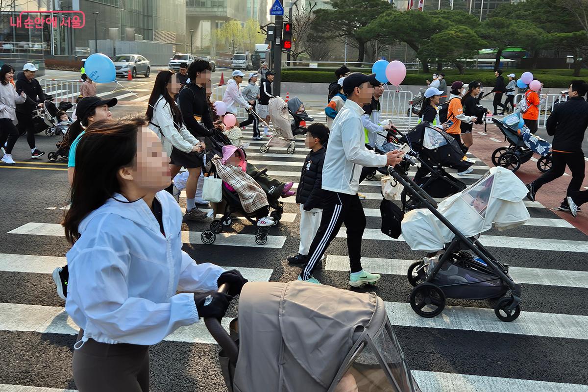 ‘2026 서울 유아차 런(Run)’에는 5,000가족 이상이 참가해 성황을 이뤘다. ©정향선