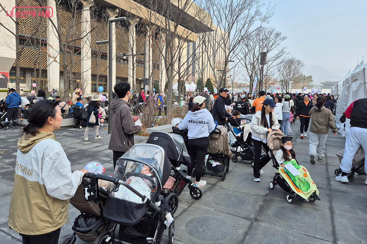 참가 확인을 위해 질서있게 순서를 기다리는 참가자들의 모습