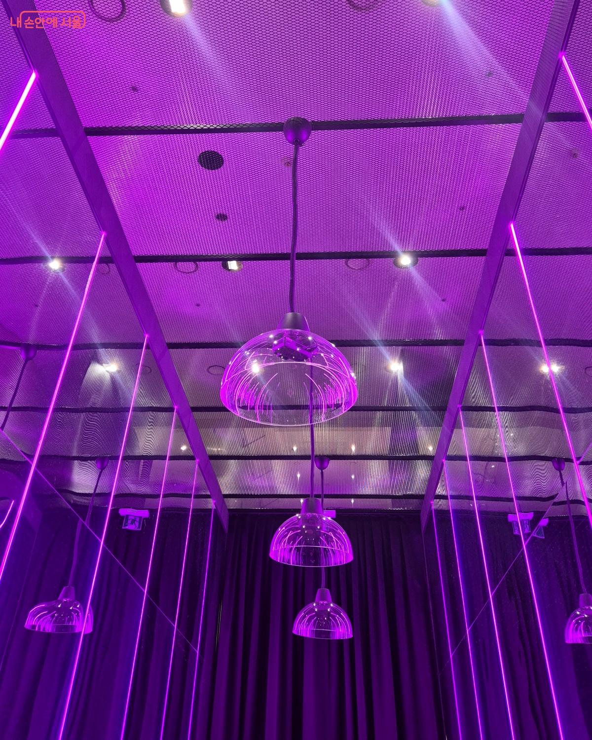 리스닝존 내 음악 감상 공간입니다.