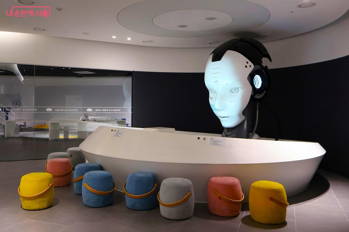 과학관 3층에 설치된 대형 휴머노이드 마스크봇. 로봇의 표정 변화와 인지 과정을 시각적으로 보여주며 관람객의 시선을 사로잡는다. &copy;김대진