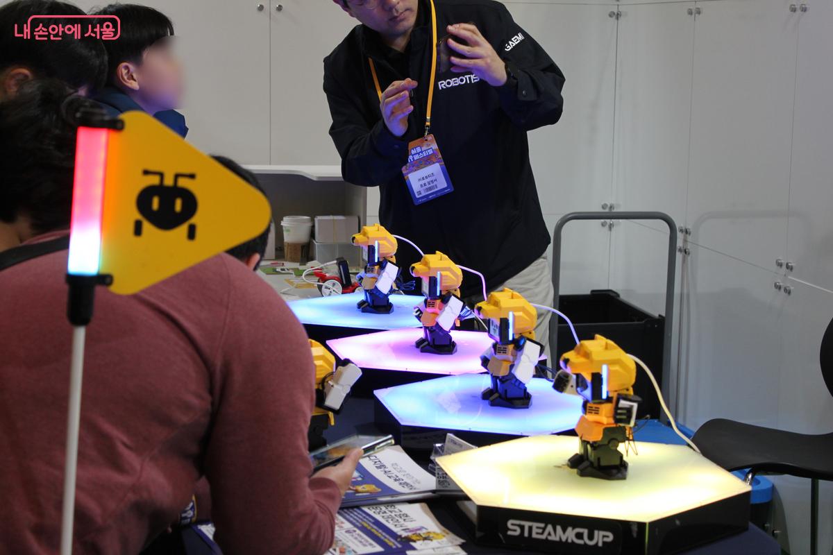 'AI라이프쇼룸'에서 시연되고 있는 로봇의 모습