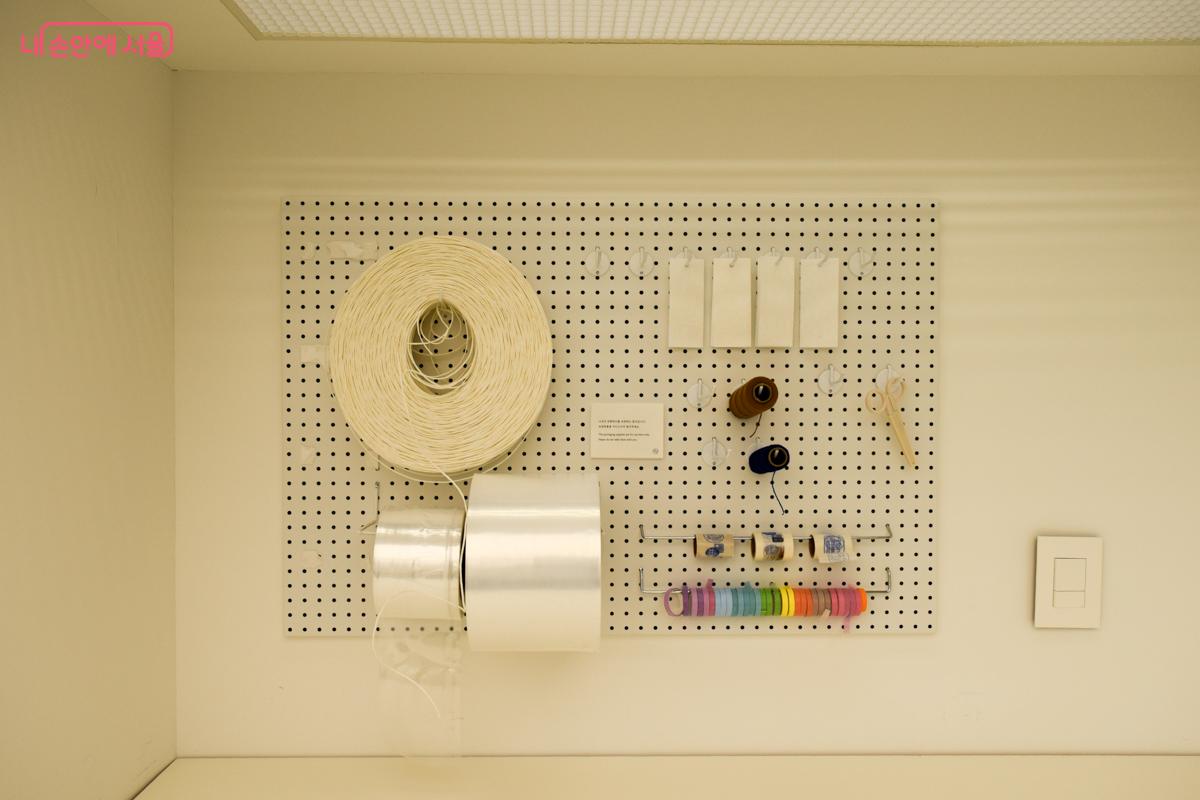 한지자료저장소 입구에 걸려 있는 실과 비닐, 테이프 모습 ⓒ이명은