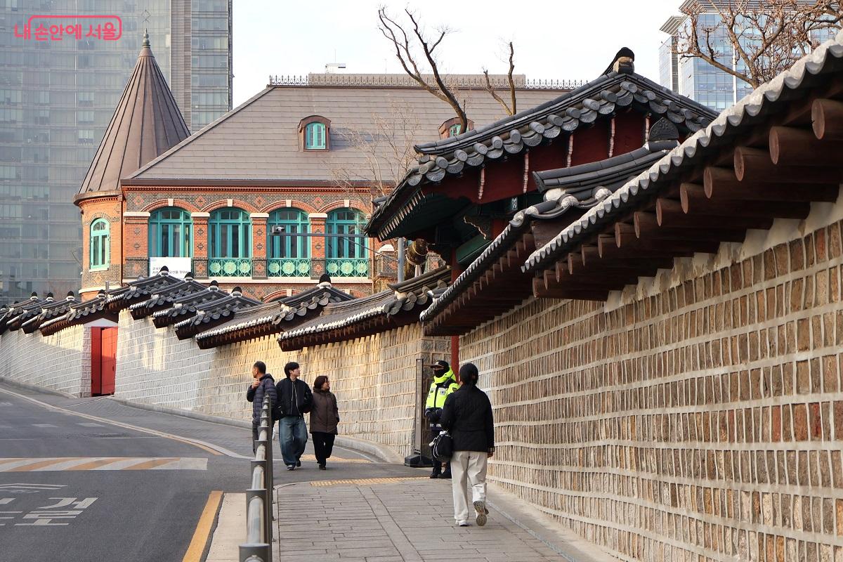 돈덕전의 붉은 벽돌과 고즈넉한 돌담이 어우러진 풍경을 마주하게 되는 덕수궁 서측 돌담길 &copy;이봉덕