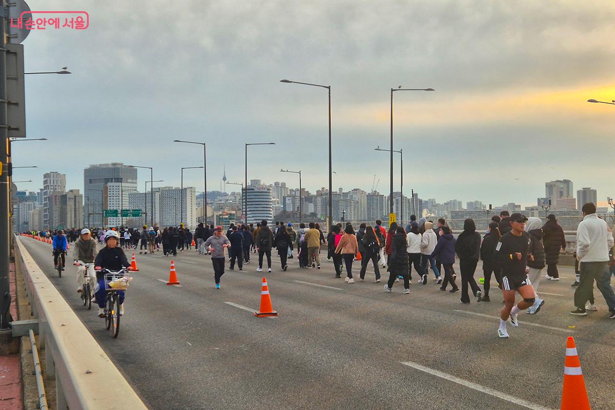 누군가는 천천히 걸었고, 누군가는 리듬감 있게 달렸으며, 또 어떤 시민은 자전거 페달을 부드럽게 밟으며 도로 위를 가로질렀다. &copy;이혜숙