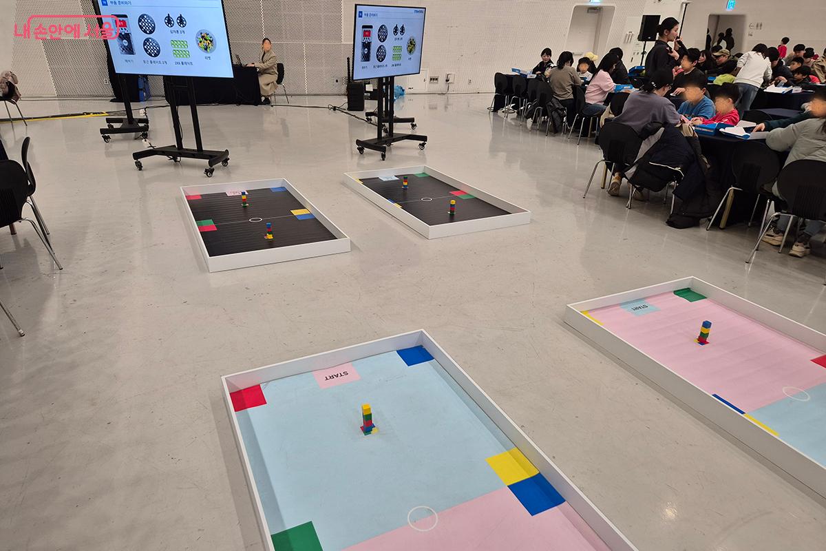 행사장 가운데 마련된 경기장에서 각자 만든 로봇을 이용해 AI 실력을 겨룬다.