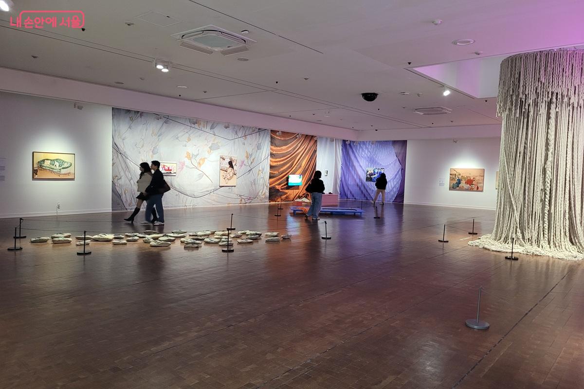 서울시립미술관 전시 공간에서 현대미술 작품을 관람하는 방문객 모습 &copy;조연