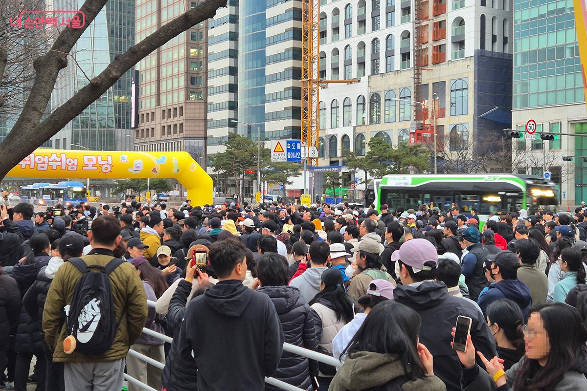 자동차의 전유물이었던 도로가 시민들의 '운동장'이 되는 순간, 도시는 비로소 사람의 온기를 회복한 듯 보였다.