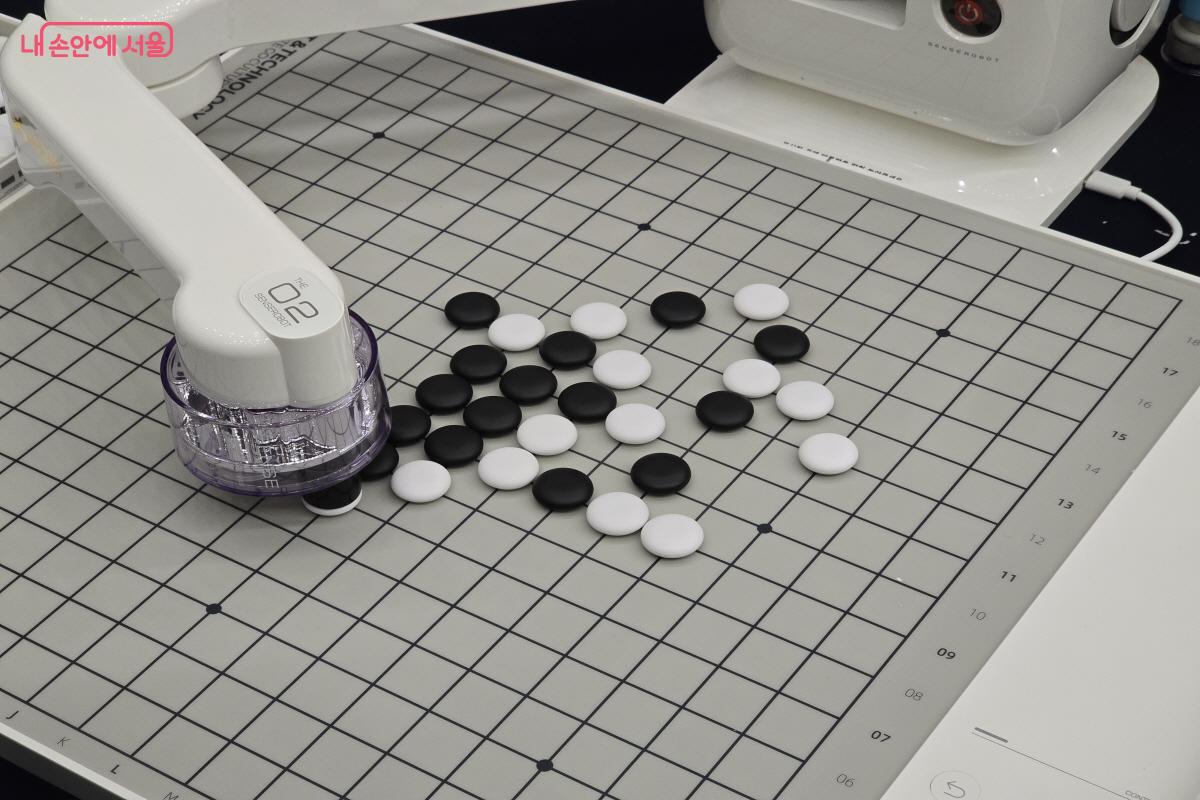 로봇은 계산 후 바로 돌을 둔다.