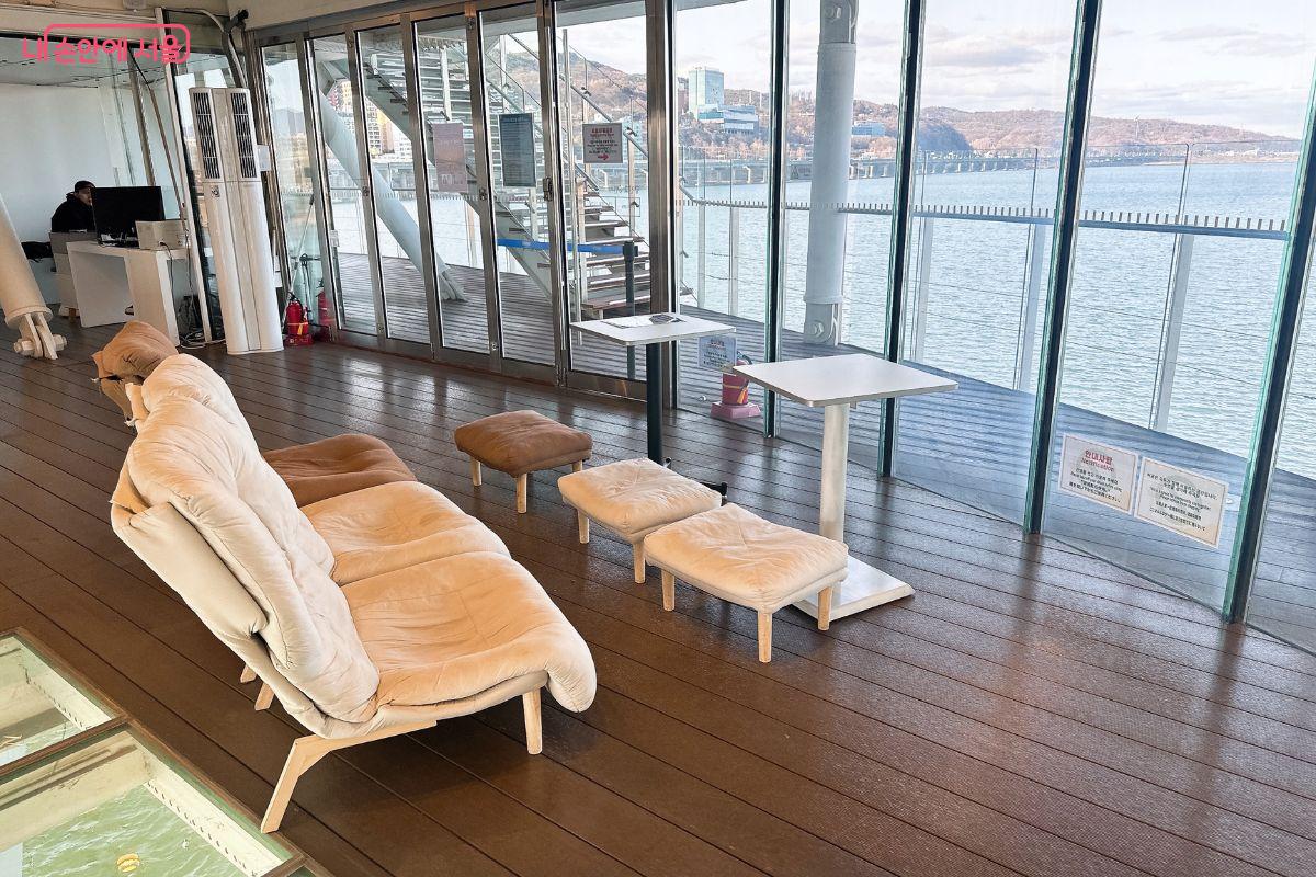 휴식을 취할 수 있는 다양한 의자가 있다. &copy;김재형