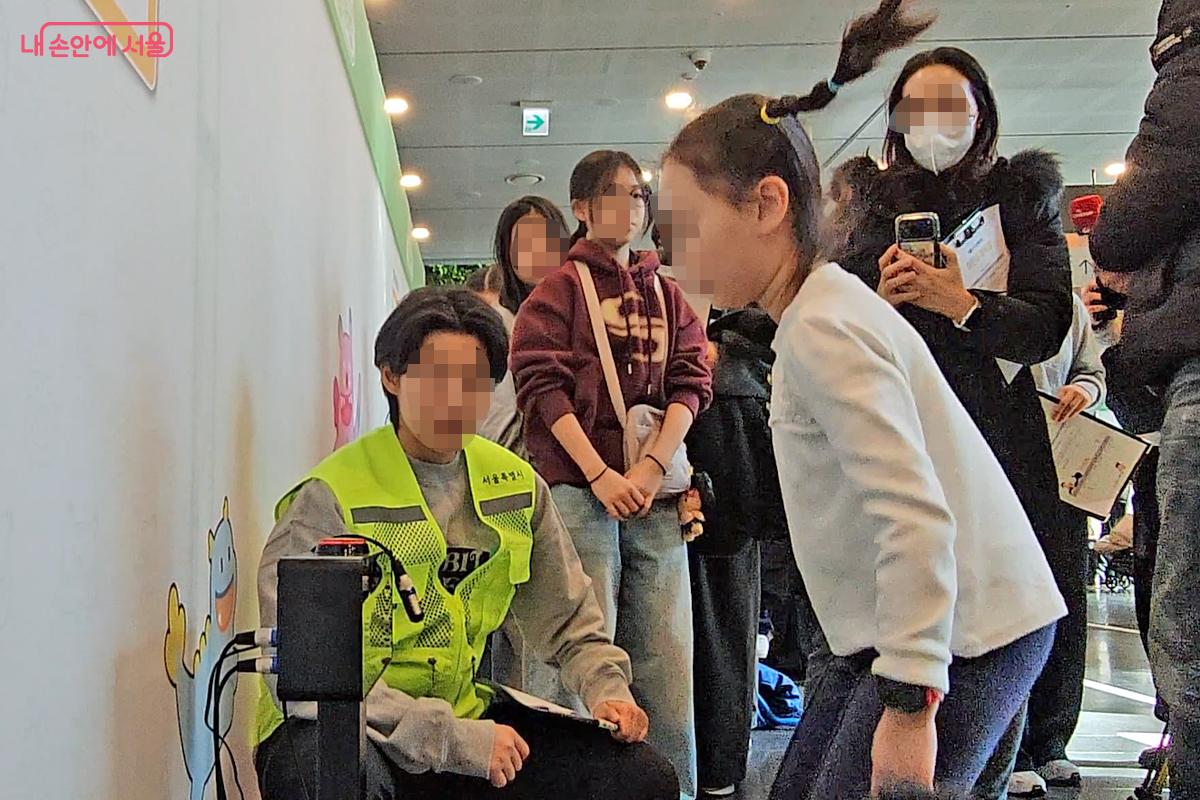 부저가 울리면 제자리에서 뛰어 오르면 민첩성을 측정하는 어린이들 ⓒ오도연