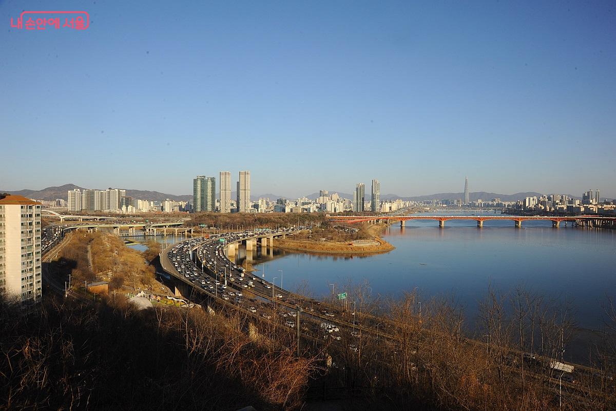 &lsquo;달맞이근린공원&rsquo;에서 본 중랑천, 한강 합수부와 서울숲, 중랑천 놀빛광장 &copy;조수봉