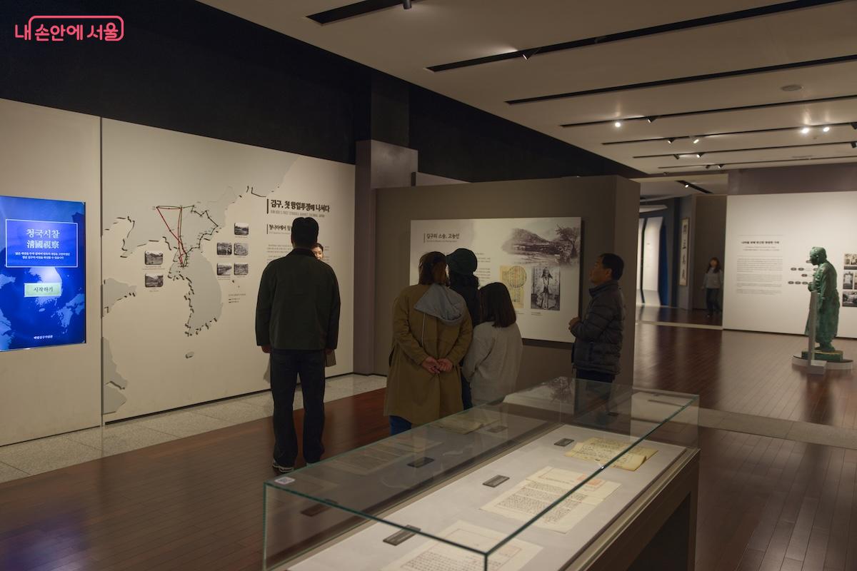 관람 해설을 듣는 관람객들이 많았고, 해설의 수준도 상당히 좋았던 기억이 난다. &copy;서지희