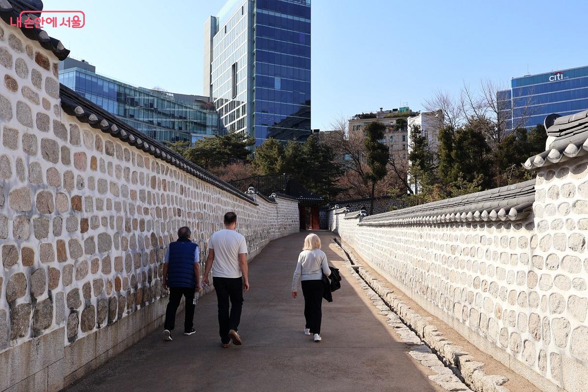 러시아공사관에서 덕수궁으로 이어지는 고종의 길 &copy;이봉덕