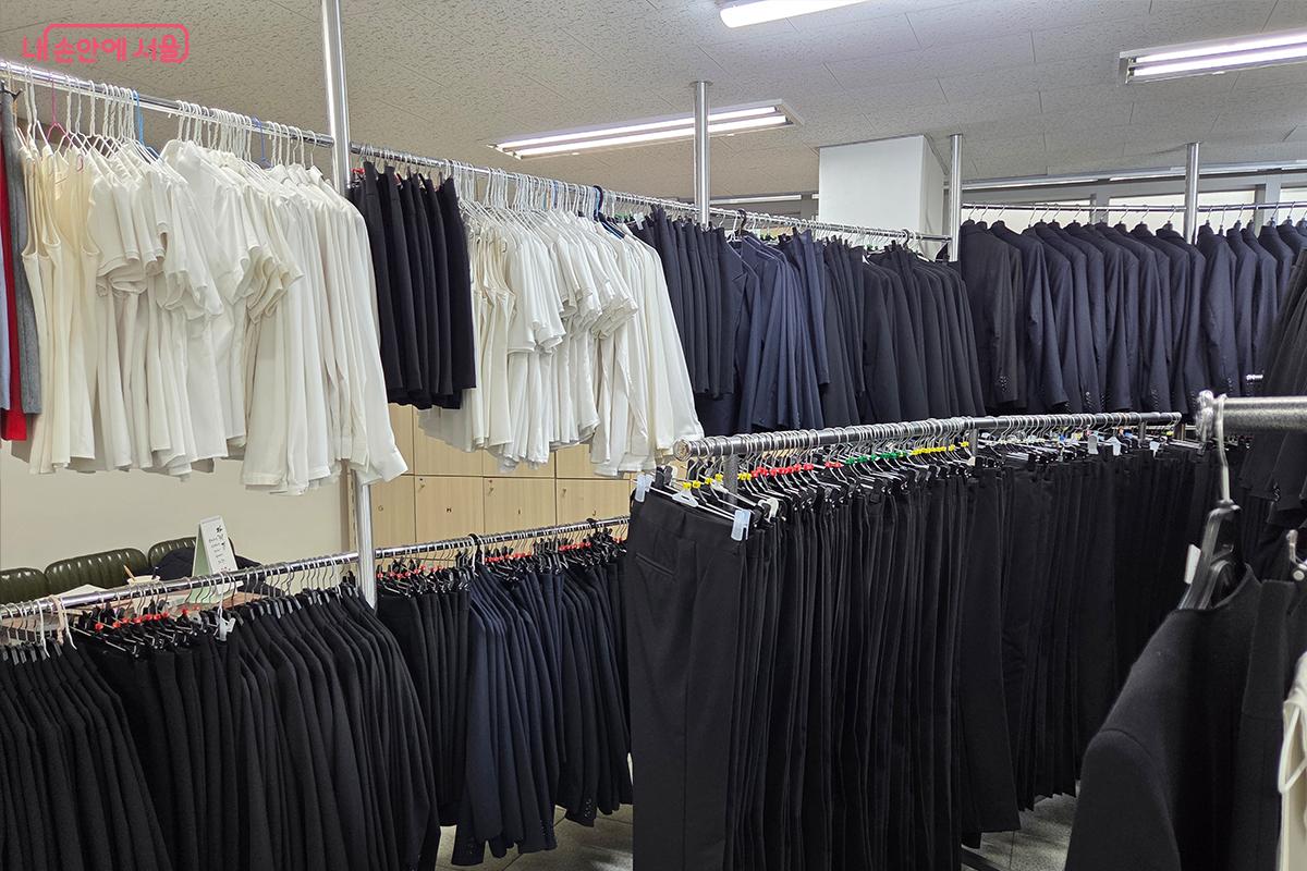 체형에 맞는 다양한 사이즈의 면접 정장이 구비되어 있다. ©이다현