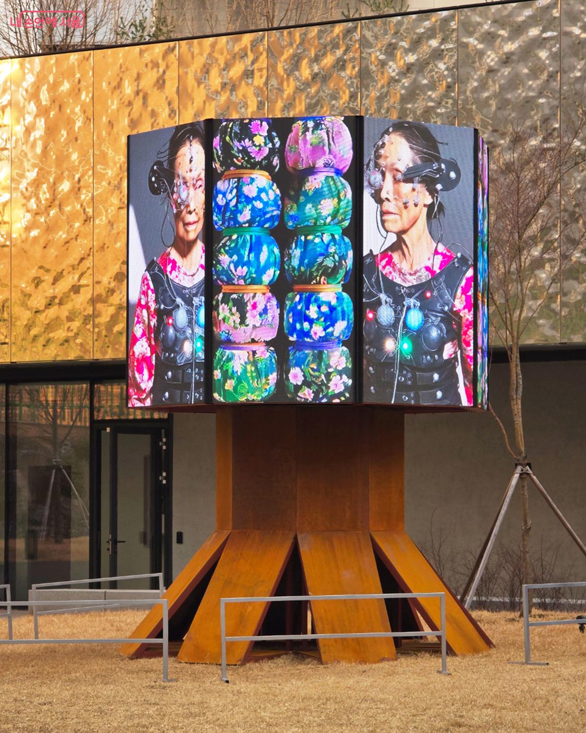 서서울미술관 뒷마당에 설치된 얄루의 대형 미디어 작품 <신인호 랜딩> &copy;박진영