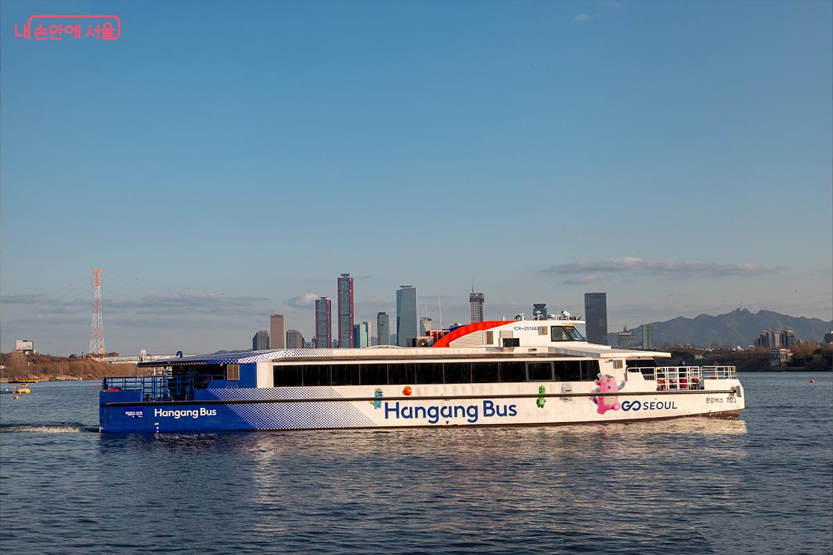 한강 위를 가르는 한강버스 전경ⓒ장신자