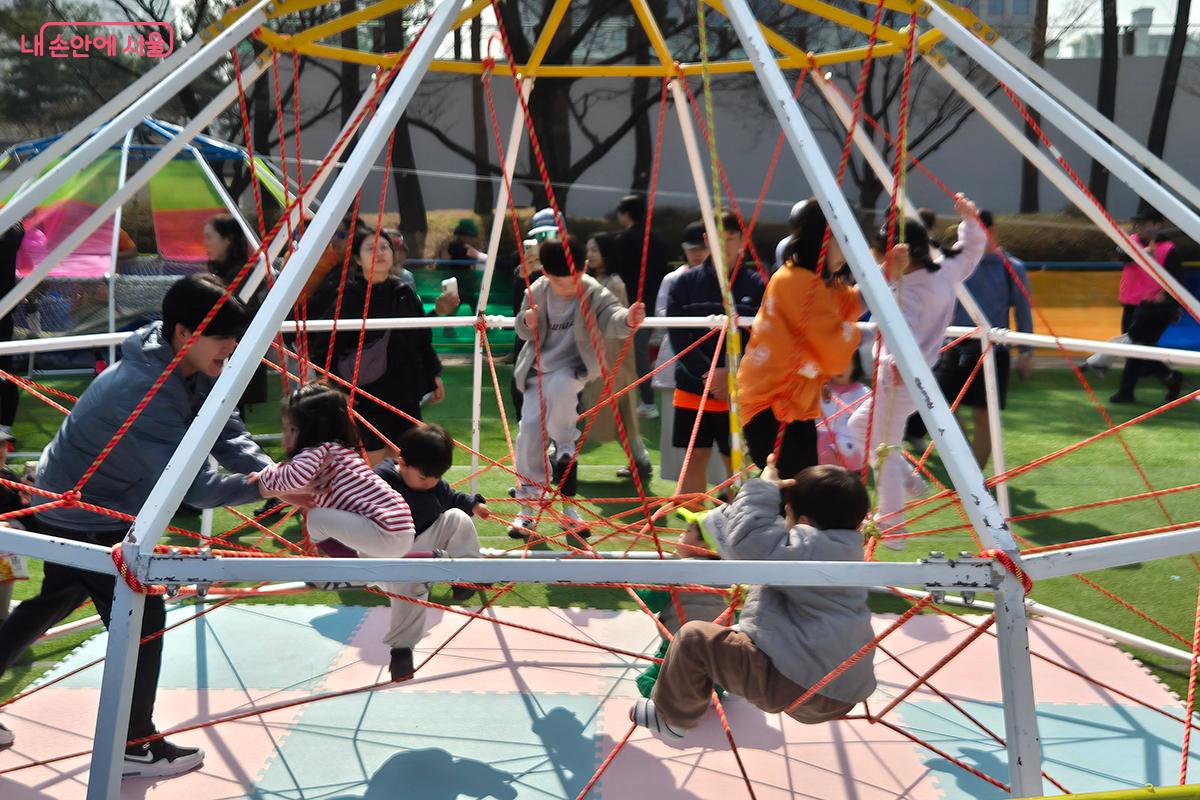 다양한 놀이 시설들이 아이들에게 큰 인기를 끌었다. &copy;정향선