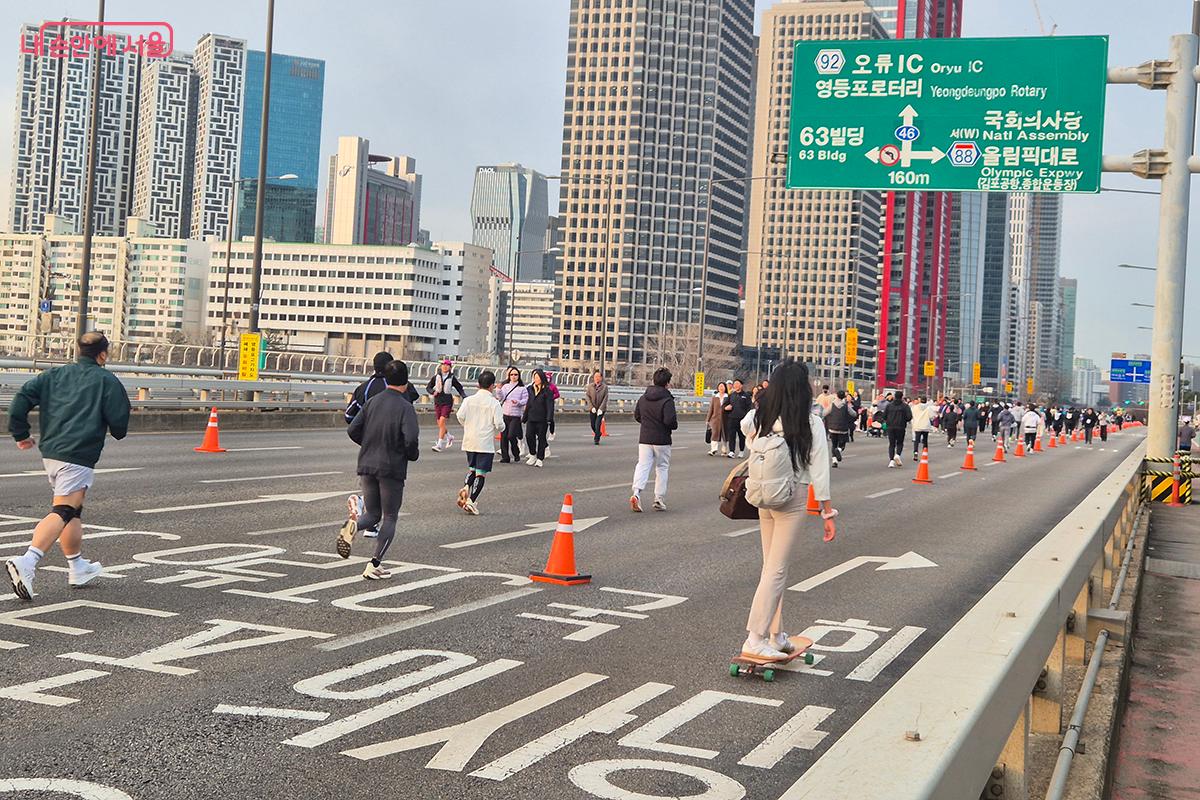 자전거뿐만 아니라 스케이트보드를 탄 참가자들의 모습도 눈에 띄었다.
