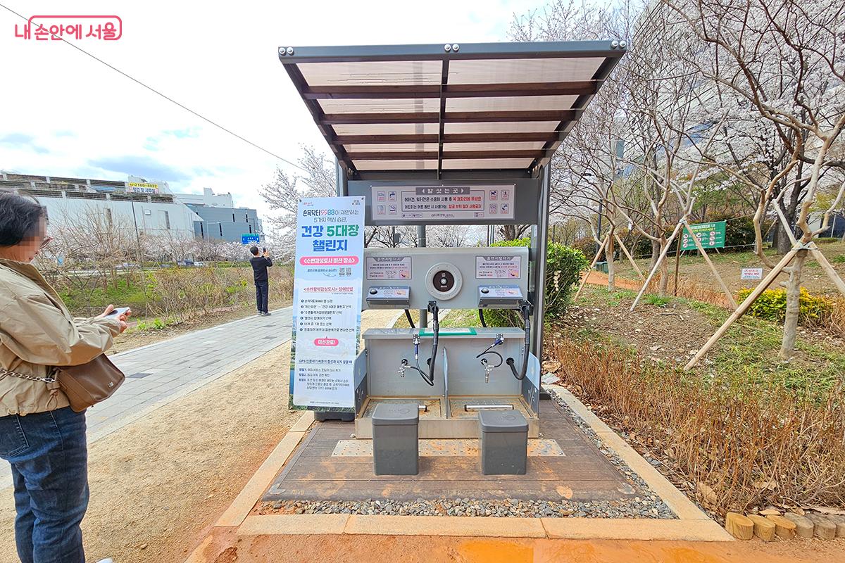 산책 후 에어건으로 먼지를 제거하고 흙 묻은 발을 아리수 물에 씻을 수 있어 편리하다. ©백승훈