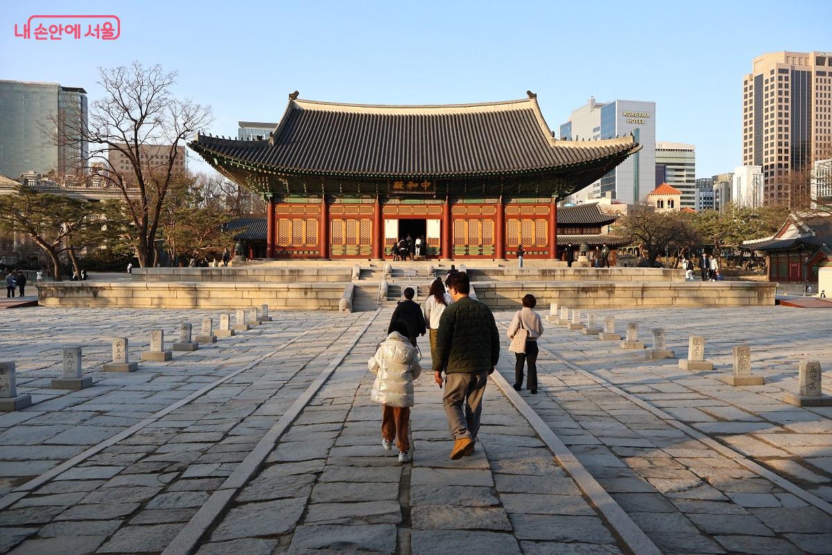 덕수궁의 중심 법전인 중화전 &copy;이봉덕