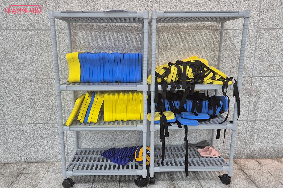 유아들을 위한 수영 보조 도구와 오리발 등이 준비되어 있다. &copy;백승훈