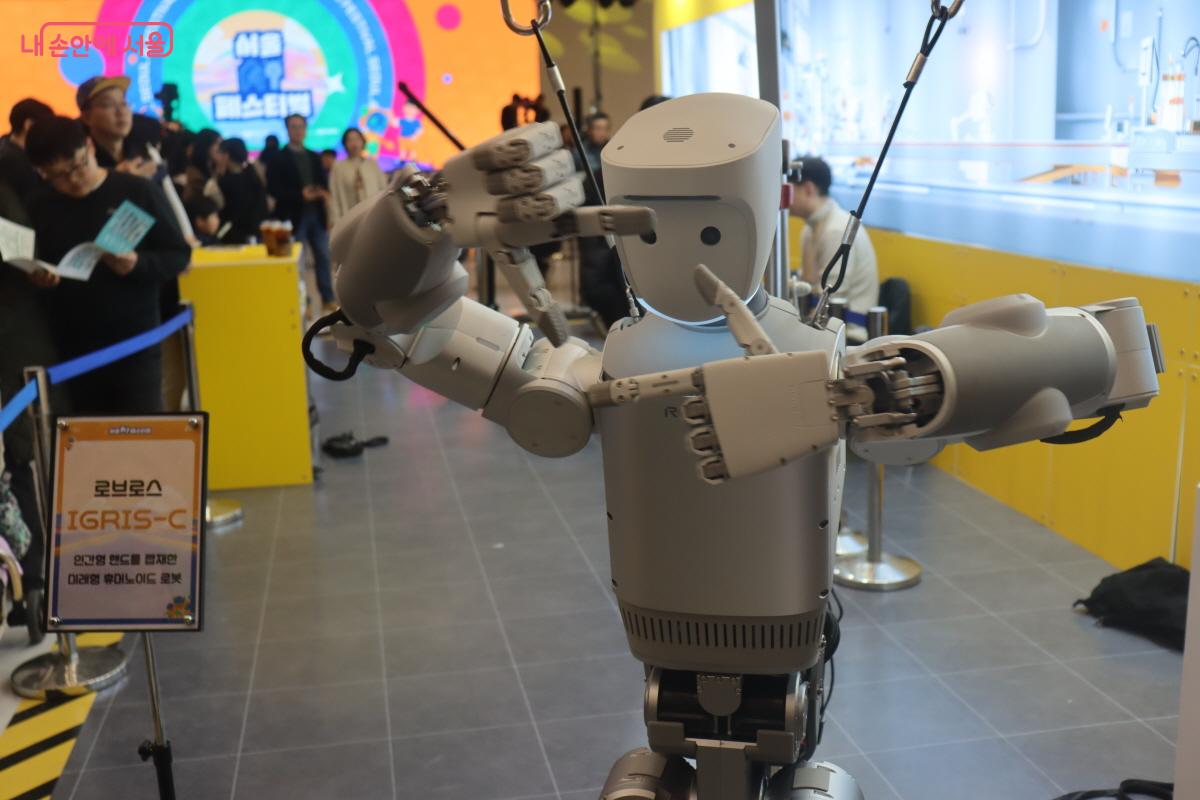 가족 단위 방문객들로 붐빈 서울AI페스티벌 &copy;조송연