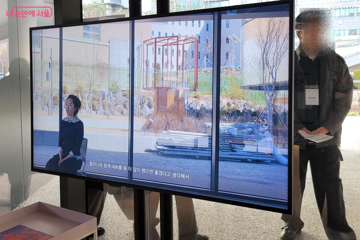 1층 입구 주변의 영상 작품 ©김현지