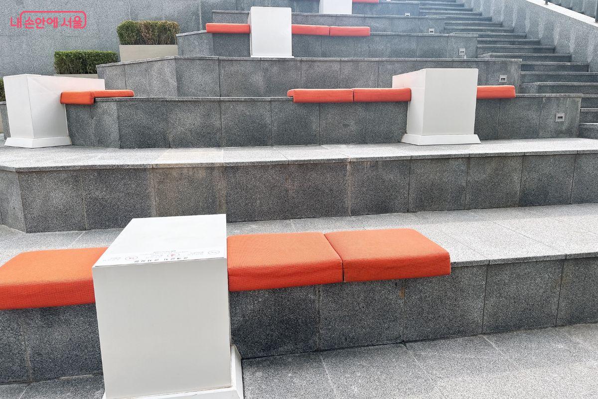 외부에서도 책을 읽을 수 있도록 좌석을 마련해 놓았다. &copy;김재형