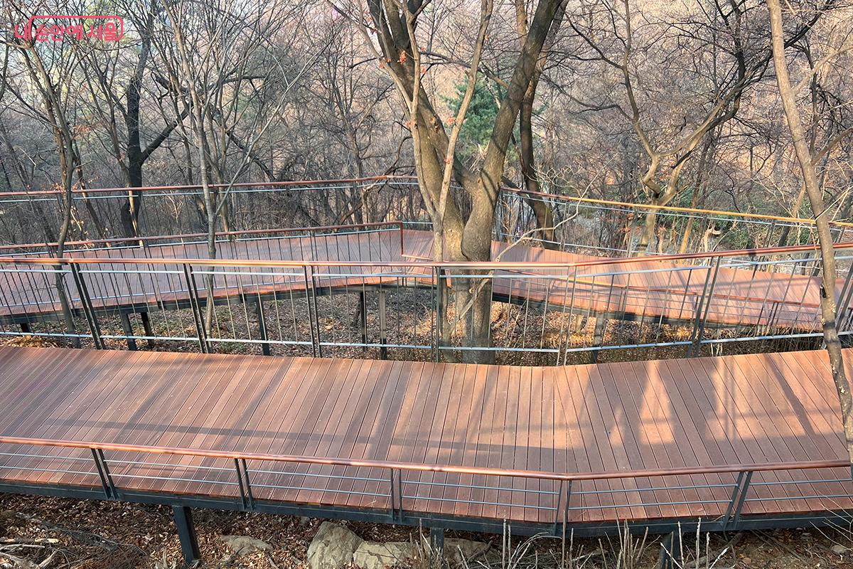 완만한 경사로 조성되어 있어 유모차와 휠체어도 이동 가능한 남산 하늘숲길 &copy;이다현