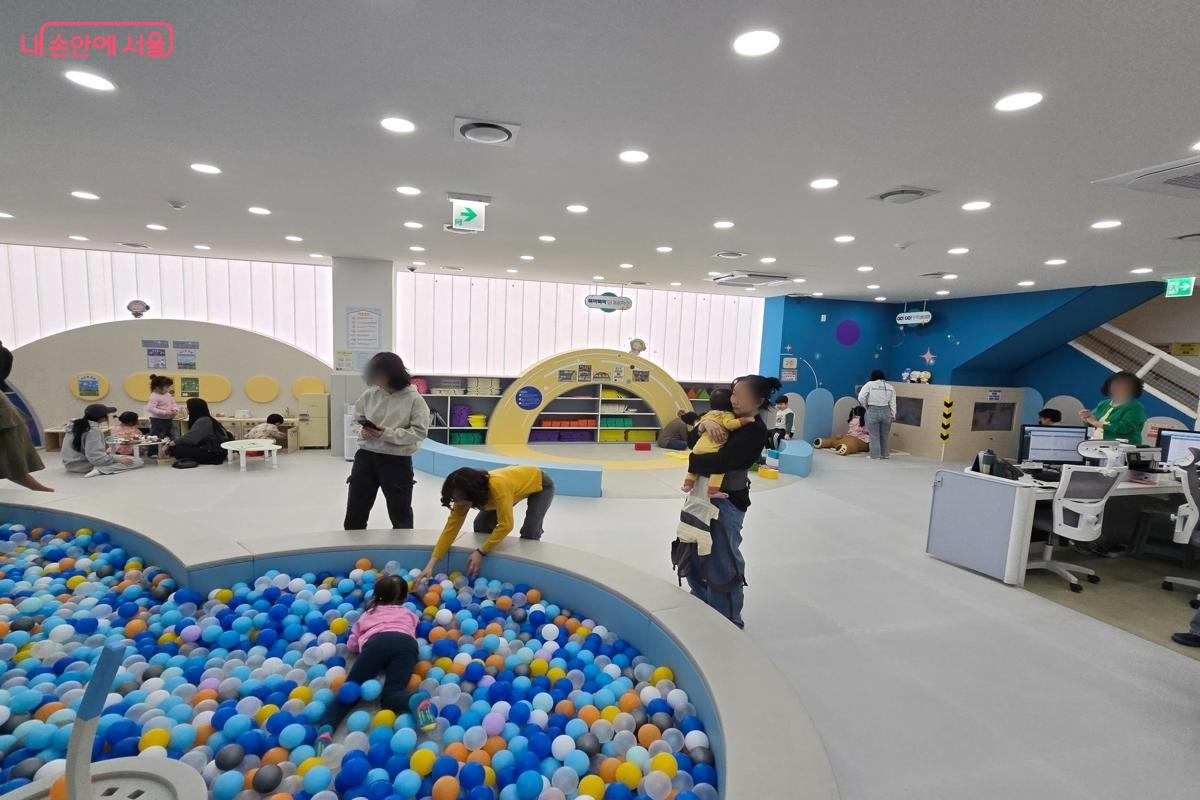 서울형 키즈카페는 서울시가 아이들이 실내에서 안전하게 놀 수 있도록 만든 공공 놀이 시설이다. ©강사랑