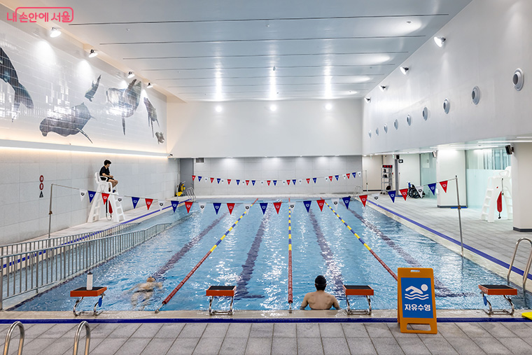 수중 경사로를 갖춘 수영장, 체력단련실 등을 갖췄다.
