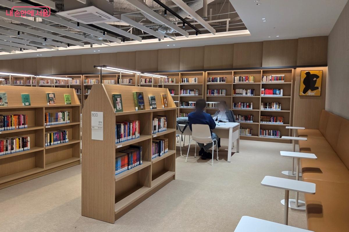 다양한 형태의 열람 좌석이 가는 곳마다 배치되어 있다. &copy;김미선 