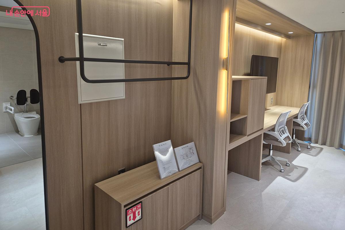 옷장과 TV, 냉장고 등 다양한 편의 시설이 눈길을 끈다. &copy;백승훈