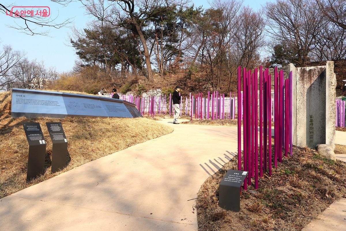 남산 &lsquo;기억의 터&rsquo;에서 아픈 역사를 되새기며 평화의 소중함을 마주한다. &copy;이봉덕