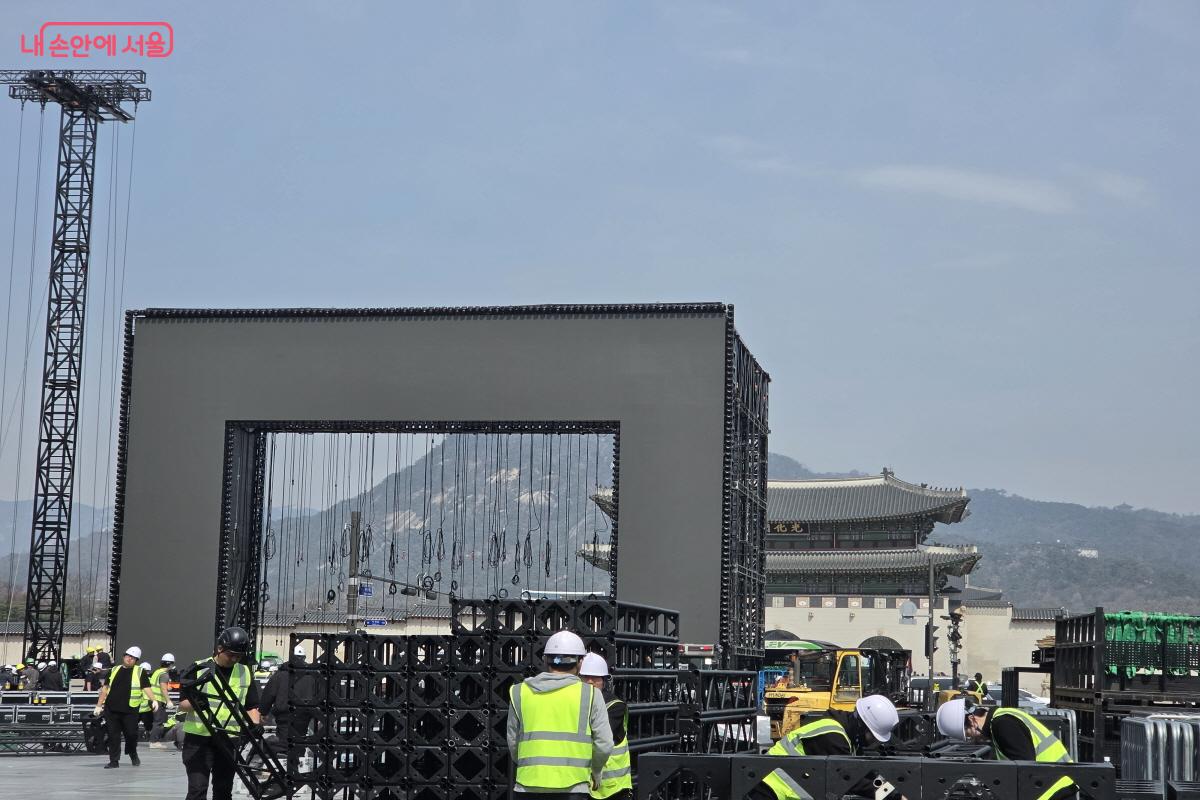 무대 철거가 진행되는 모습 &copy;심재혁
