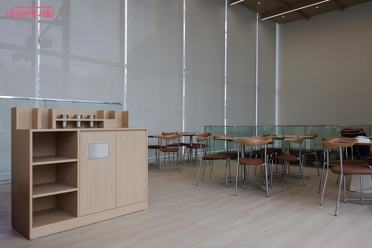 카페 또한 4월 10일부터 운영된다. 카페 좌석 끝에는 음악 분수가 조성되었다. &copy;김아름