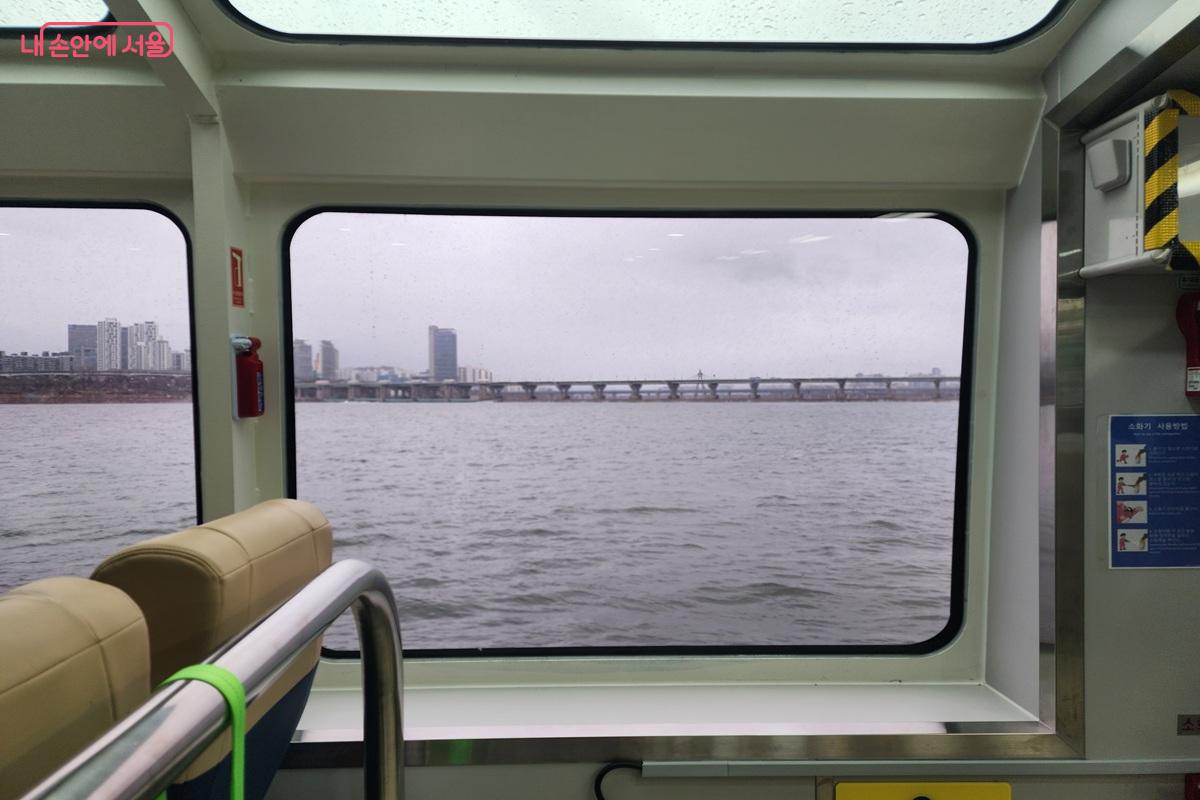 탁 트인 한강 뷰를 직관할 수 있는 한강버스 &copy;김윤화