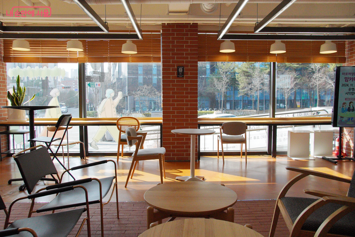 공간3월8일 라운지에는 곳곳에 테이블과 의자가 놓여 있다. &copy;김예희
