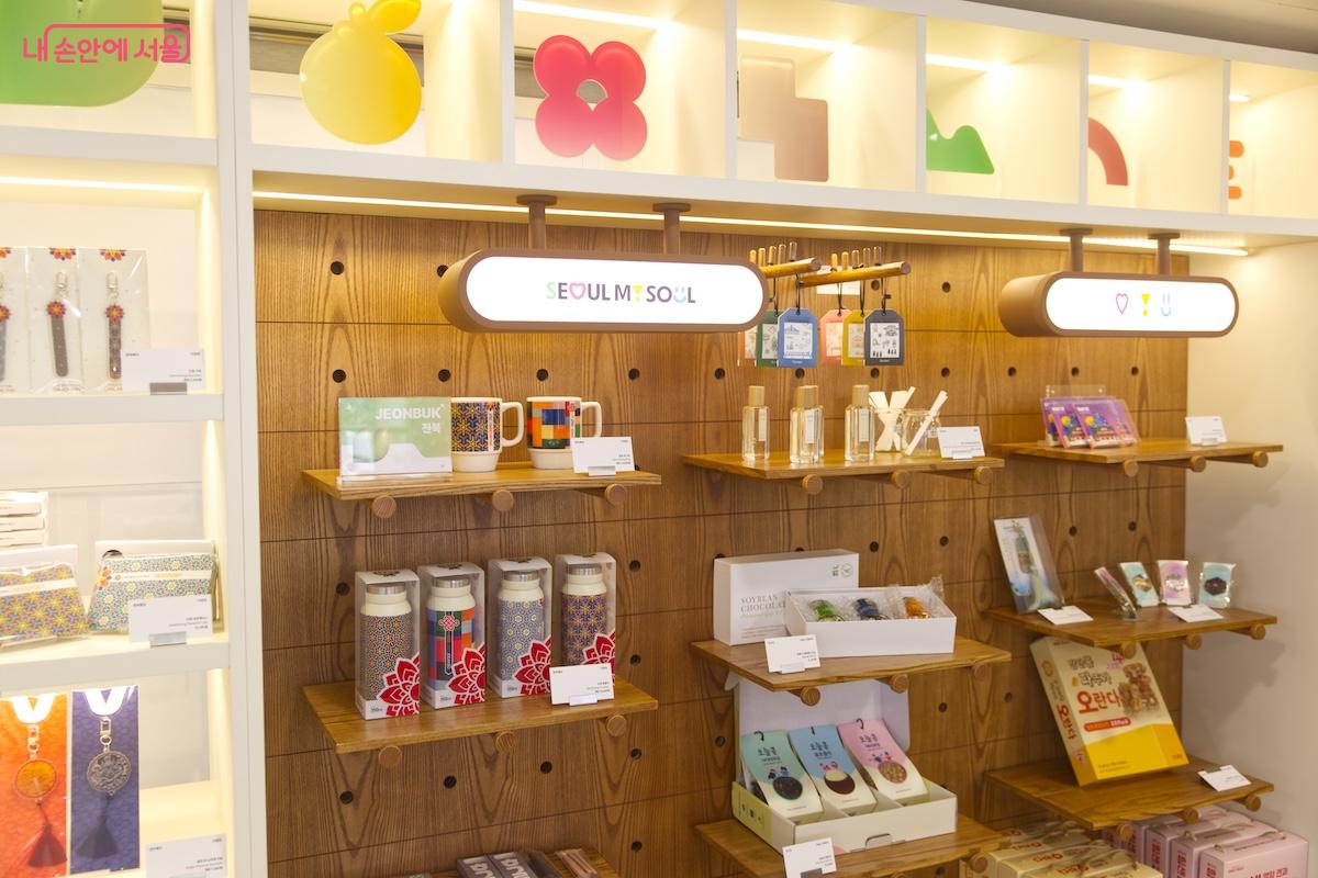 도저히 구매하지 않을 수 없는 놀라운 품질의 굿즈들이 구매 욕구를 돋운다. &copy;임중빈