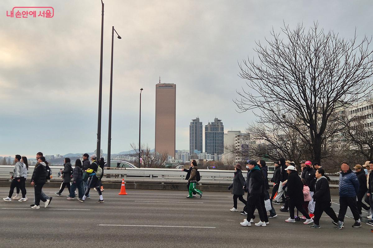한강을 가로지르는 광활한 도로를 두 발로 당당히 걷는 기분은 말로 형언하기 힘들다. 