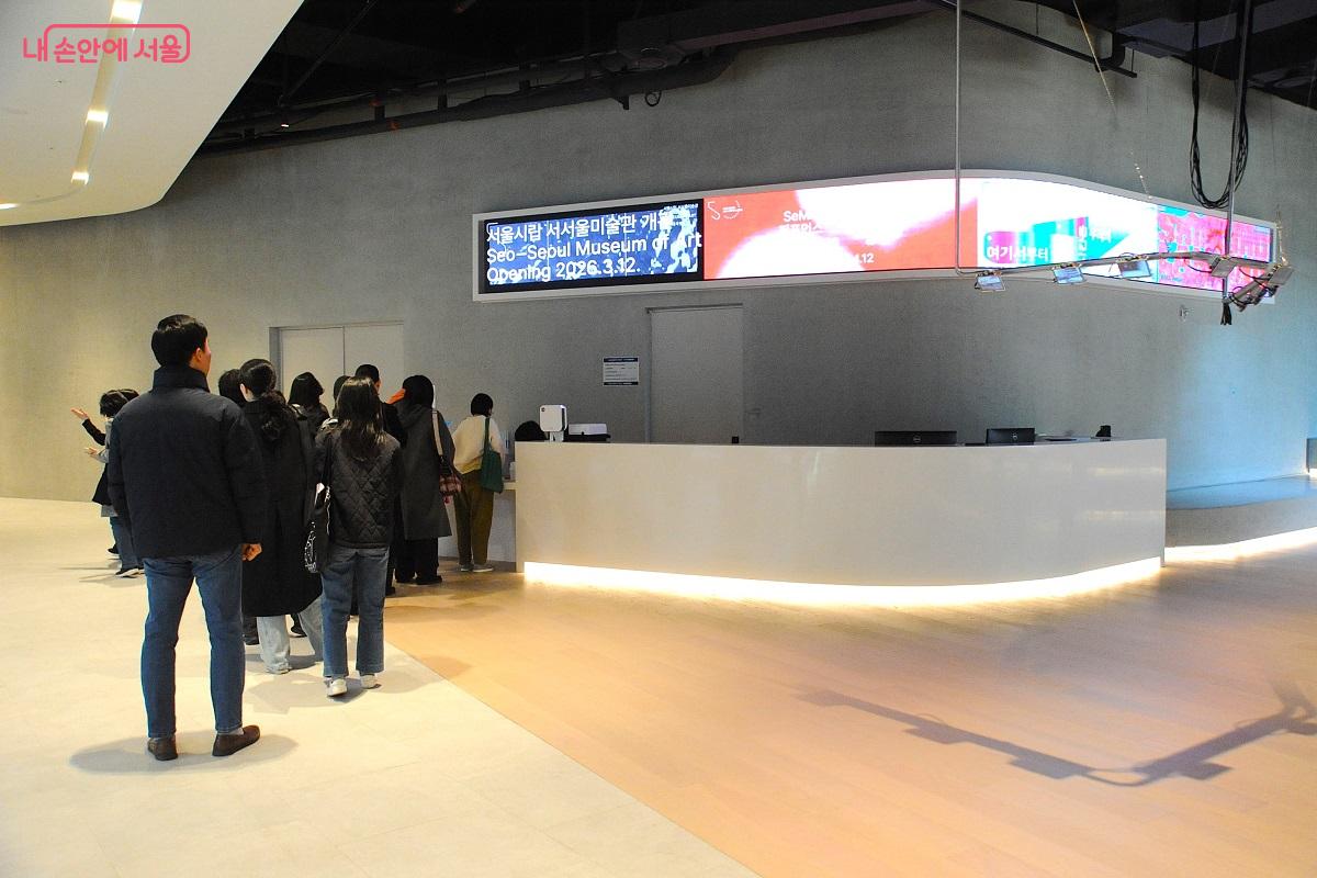 지하 1층의 안내 데스크 &copy;조수봉