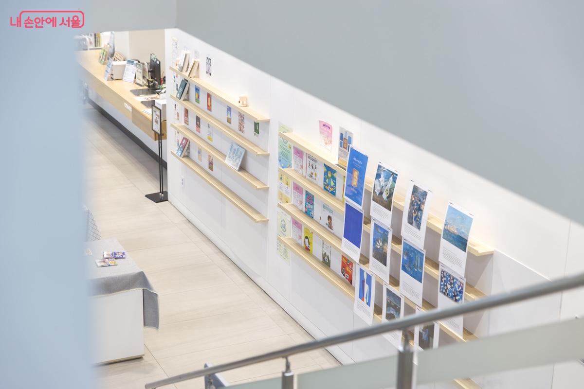 무엇보다 직원분들의 세심함과 친절함이 돋보이는 도서관이다. &copy;서지희