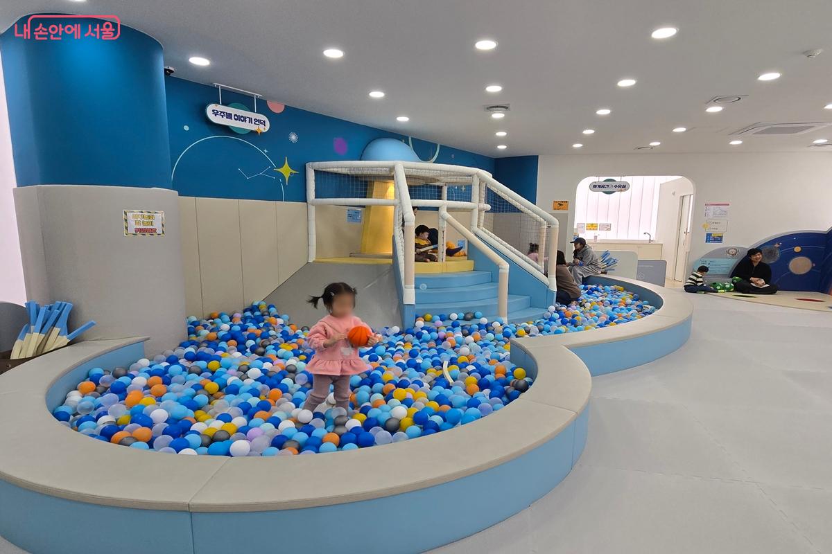 2층의 메인 놀이 공간인 볼풀장 '우주별 이야기 언덕' &copy;강사랑