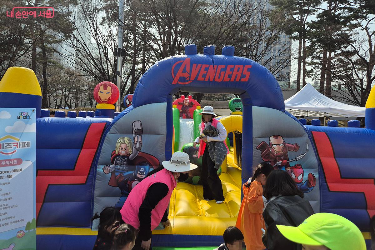 8km를 달려온 아이들이라고는 믿기지 않을 만큼, 팝업 키즈카페에서 뛰어노는 아이들의 에너지는 대단했다.