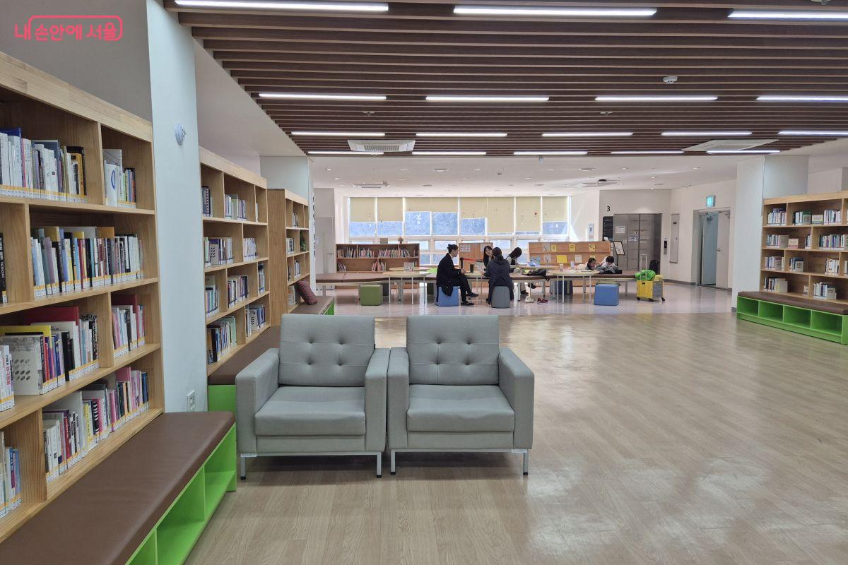 3층에 영화, 문화 예술,인문도서를 자유롭게 열람 가능한 시네마 라이브러리가 있다
