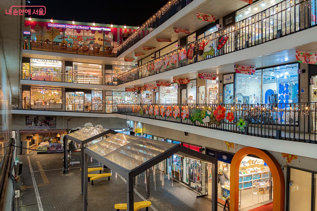 두 눈을 뗄 수 없는 수공예품 공방과 소품샵이 끊임없이 이어진다. ⓒ김지연